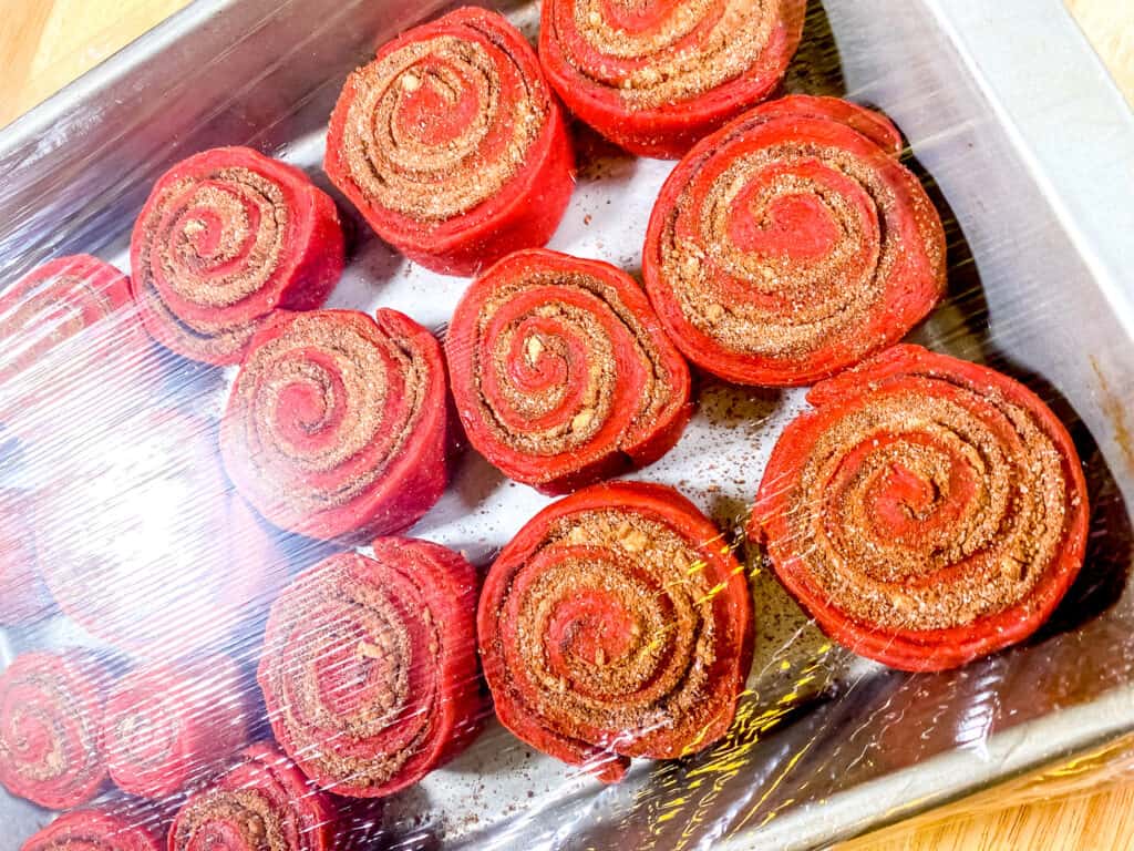 red velvet cinnamon rolls (overnight)_7046
